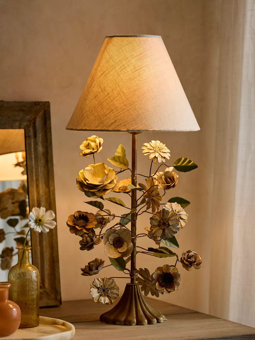 Sculpted Metallische Tischleuchte mit Blumenmuster