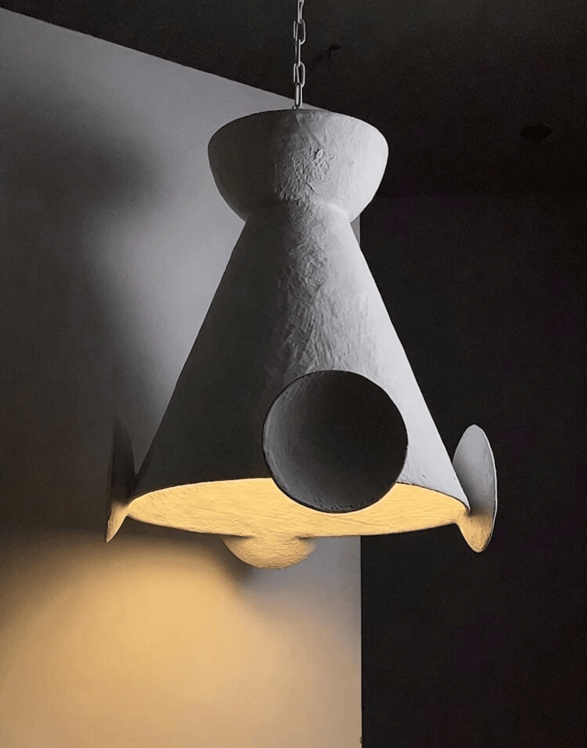 Sculptural Gips-Kegel-Pendelleuchte