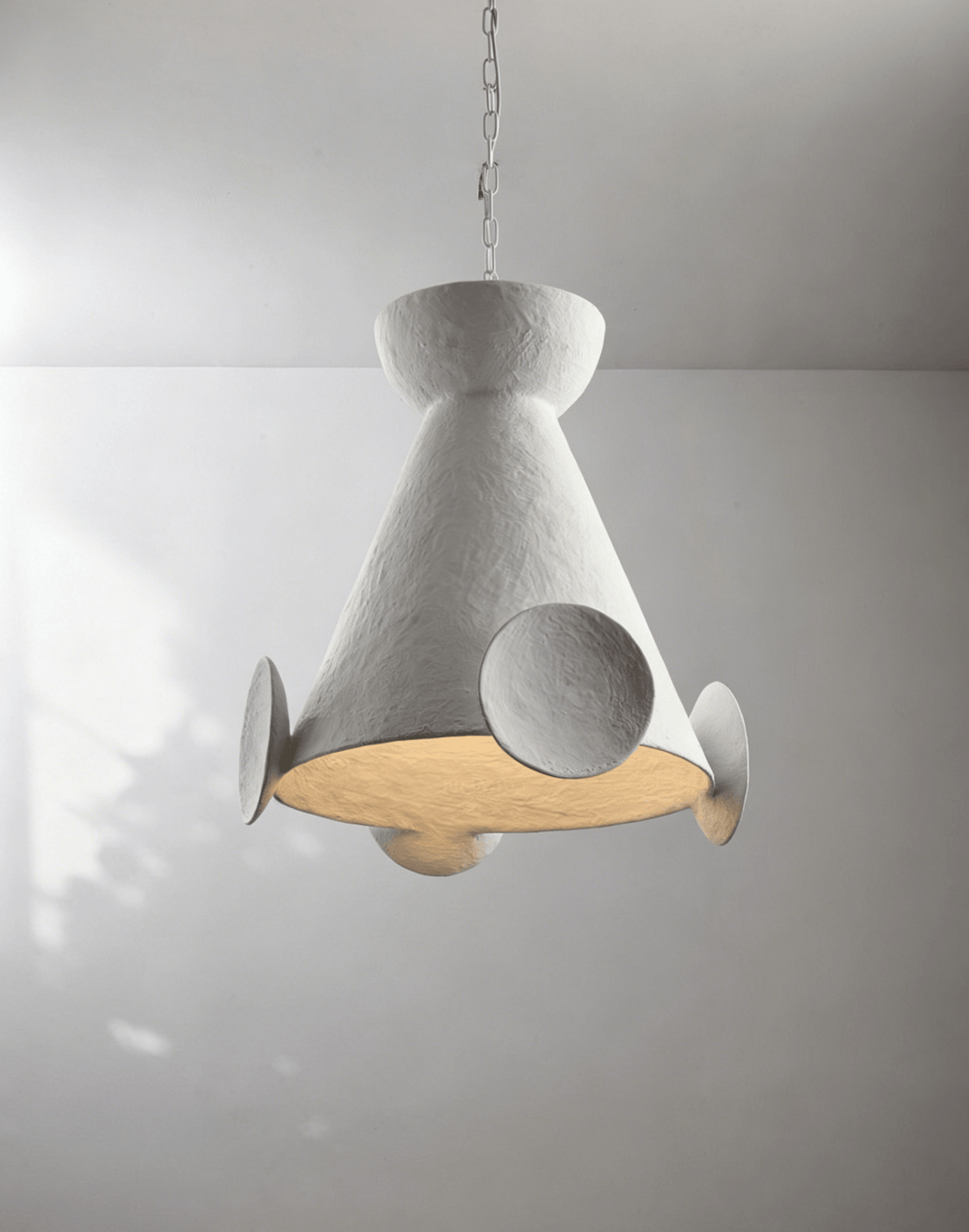 Sculptural Gips-Kegel-Pendelleuchte