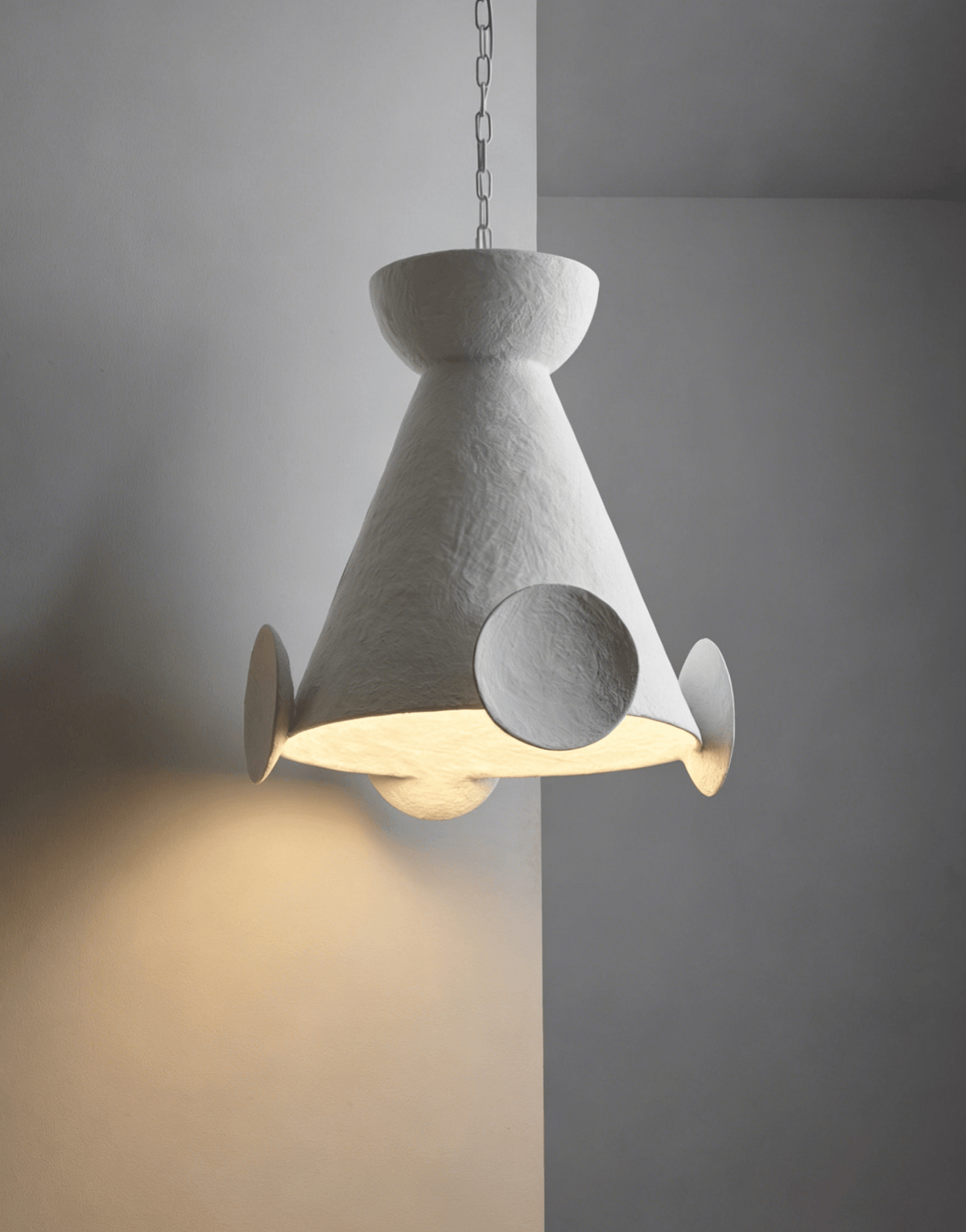 Sculptural Gips-Kegel-Pendelleuchte