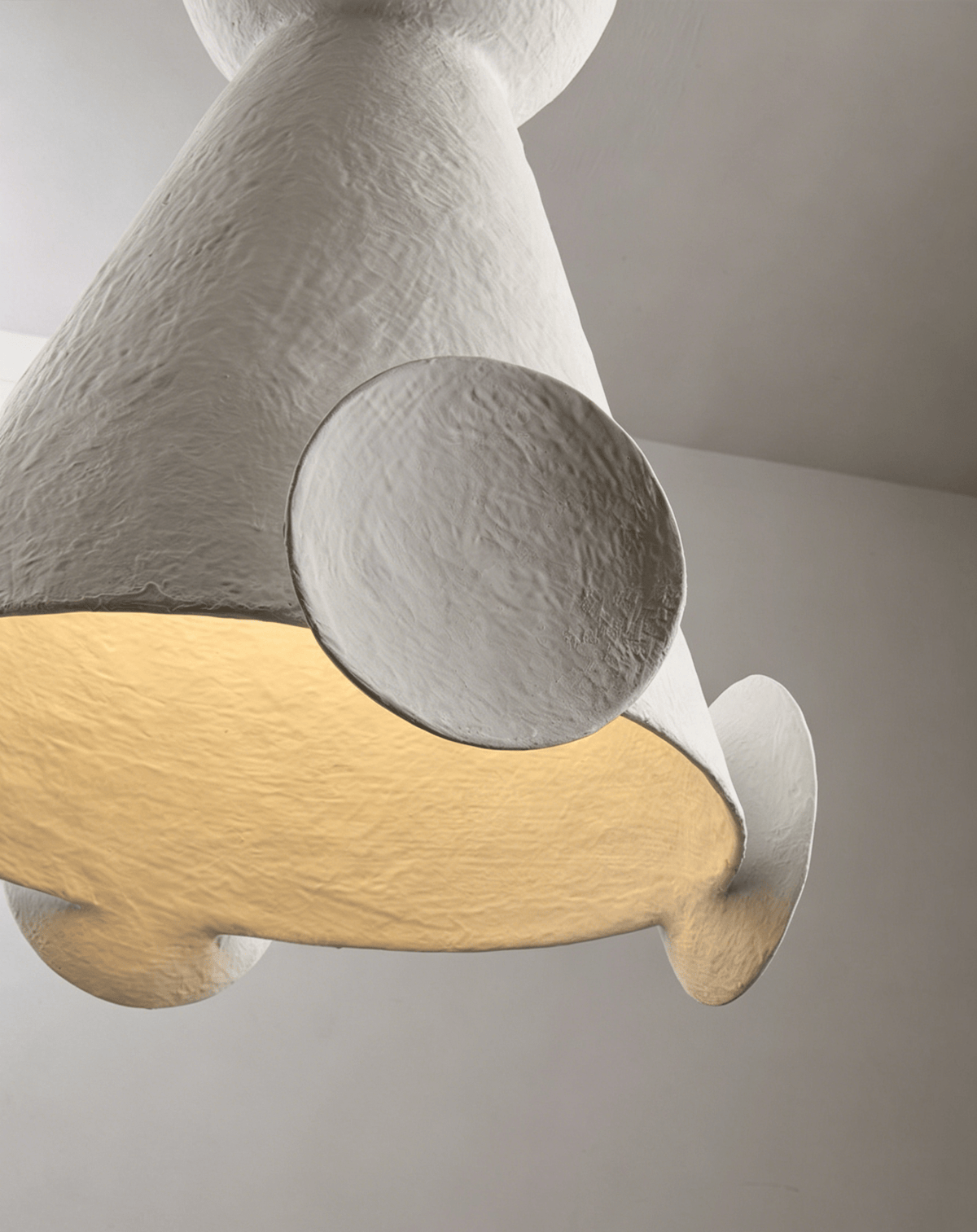 Sculptural Gips-Kegel-Pendelleuchte