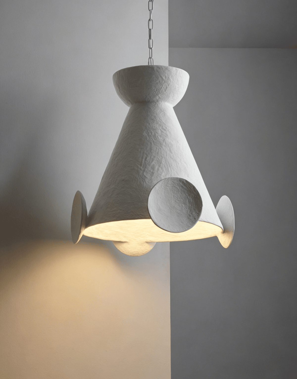 Sculptural Gips-Kegel-Pendelleuchte