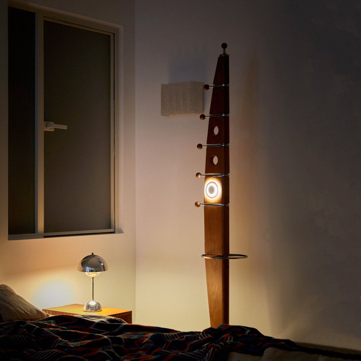 Sculptural Holz-Kleiderständer