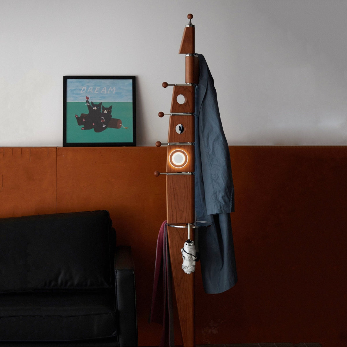 Sculptural Holz-Kleiderständer