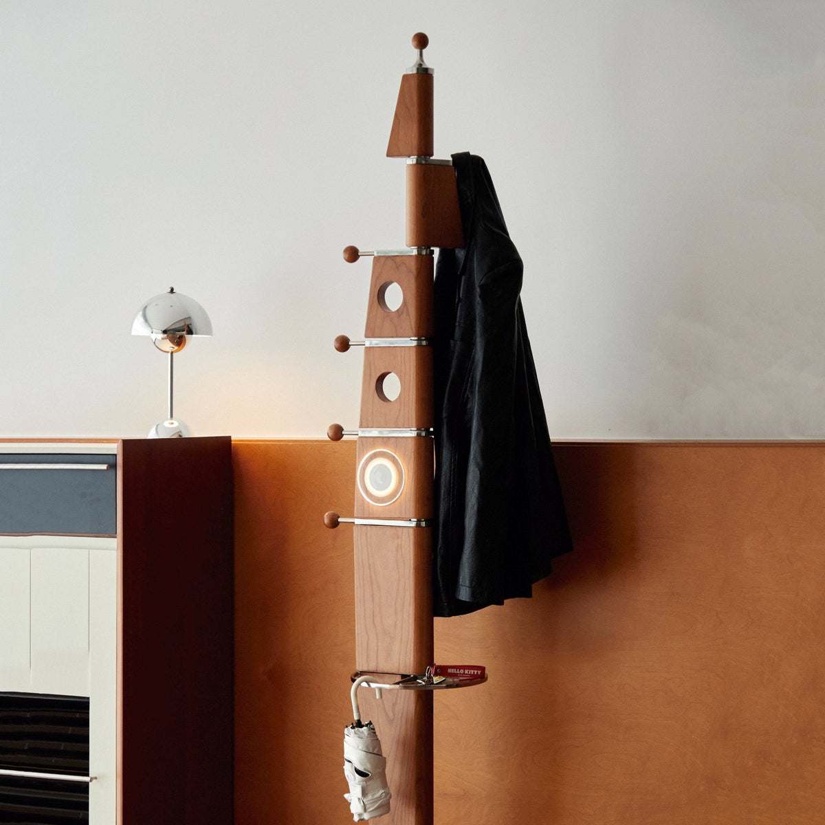 Sculptural Holz-Kleiderständer