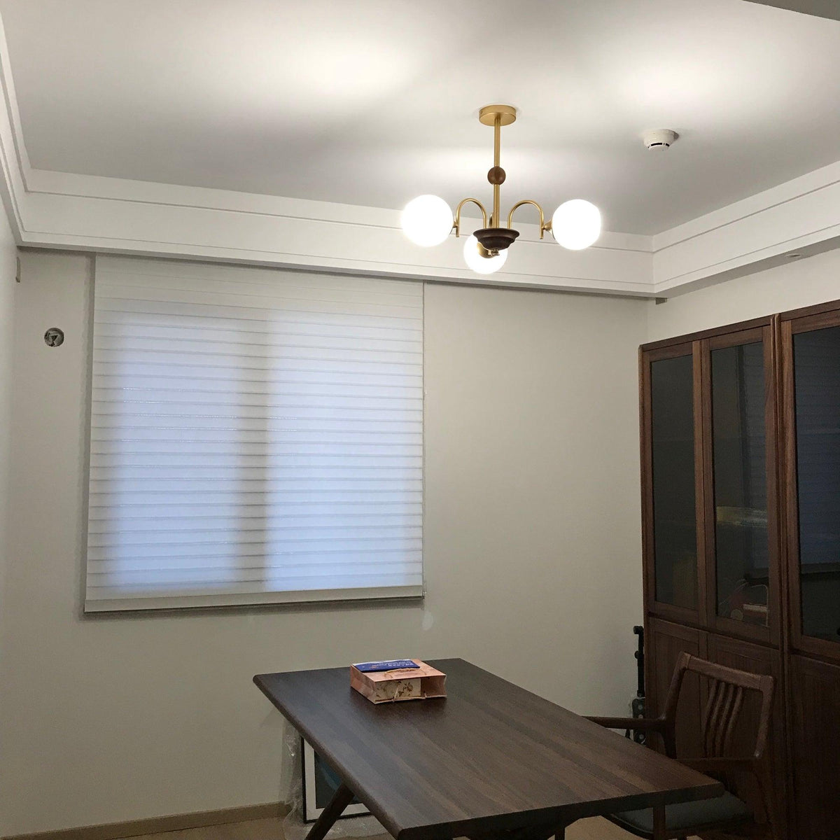 Dune Kronleuchter skulptural mit ribbiger Glasstruktur aus Eisen