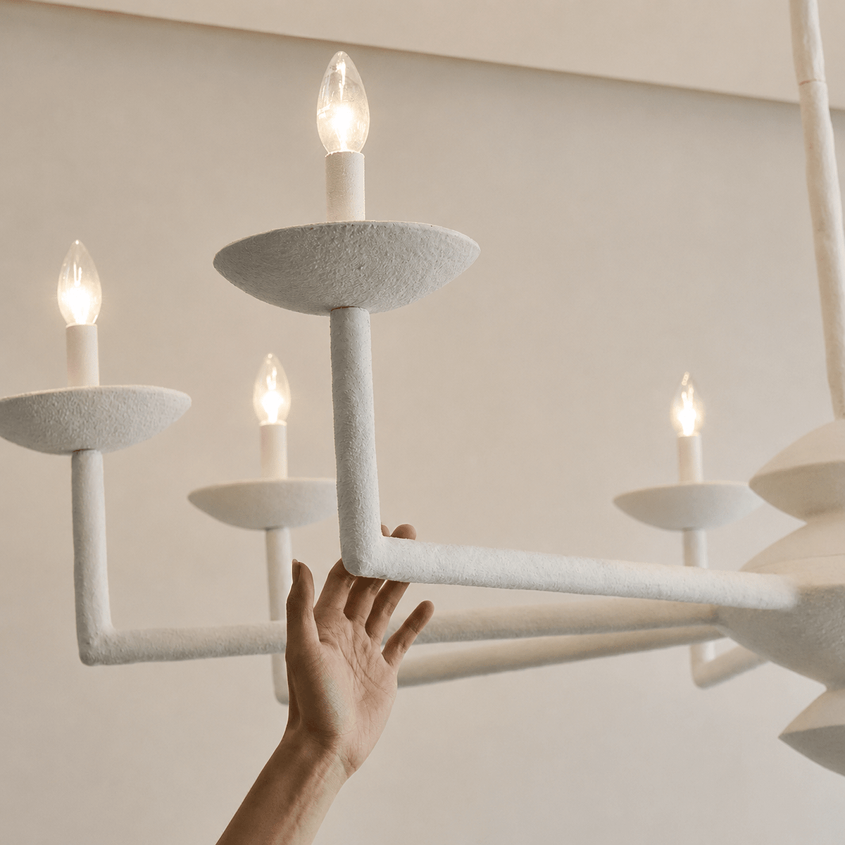 Sculptural Kronleuchter aus Gips in Kerzenleuchterform