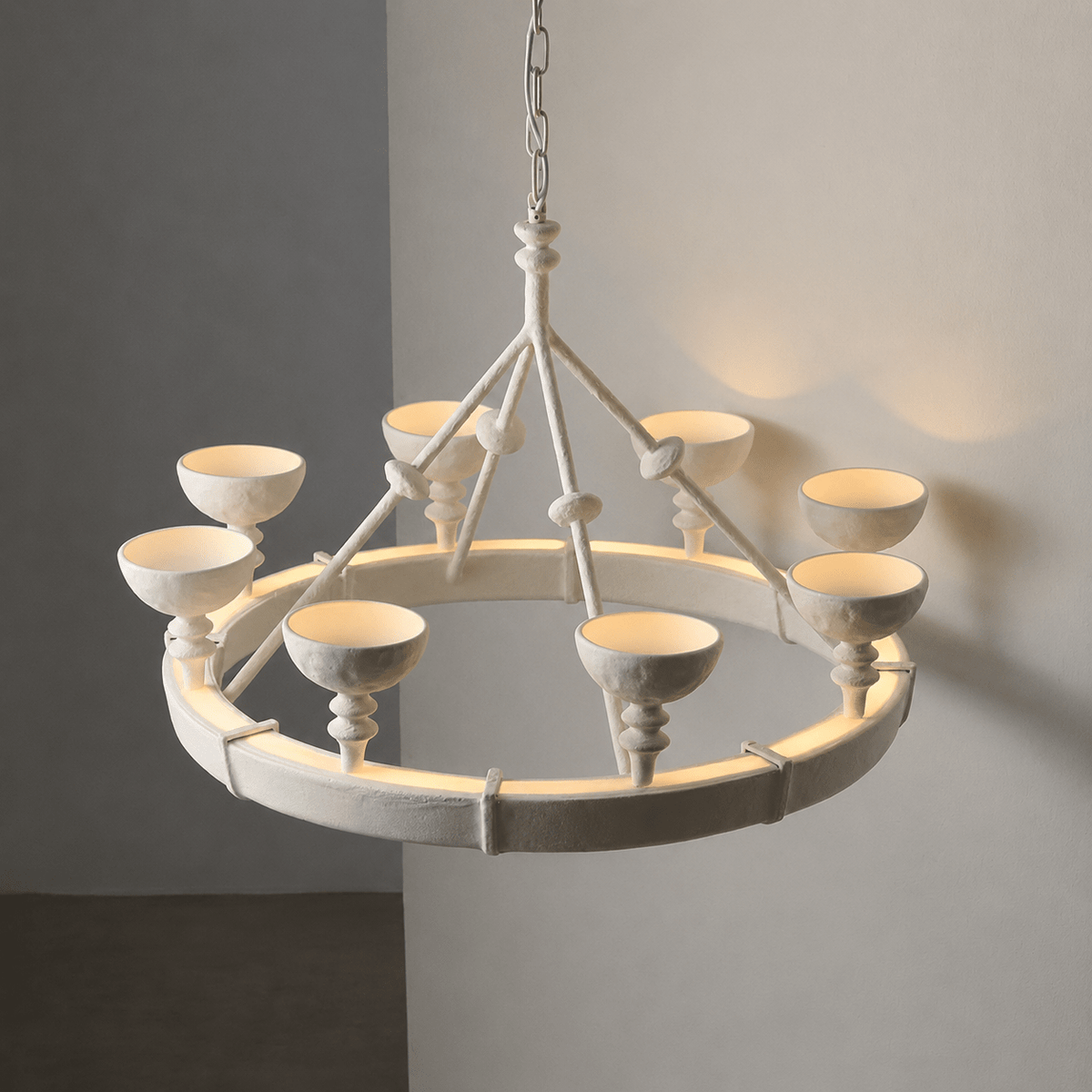 Sculptural Kronleuchter aus Gips in Kelchform