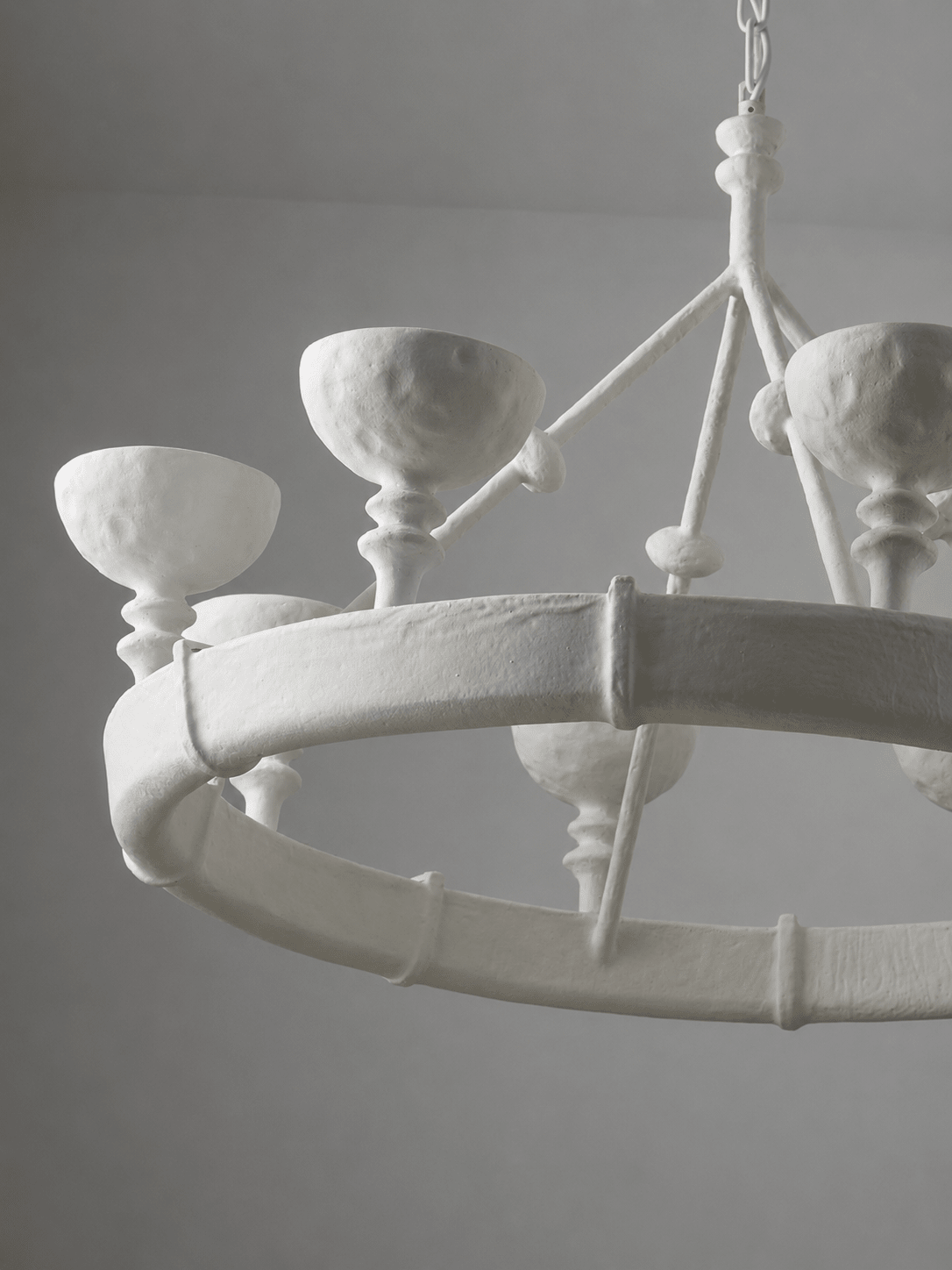 Sculptural Kronleuchter aus Gips in Kelchform