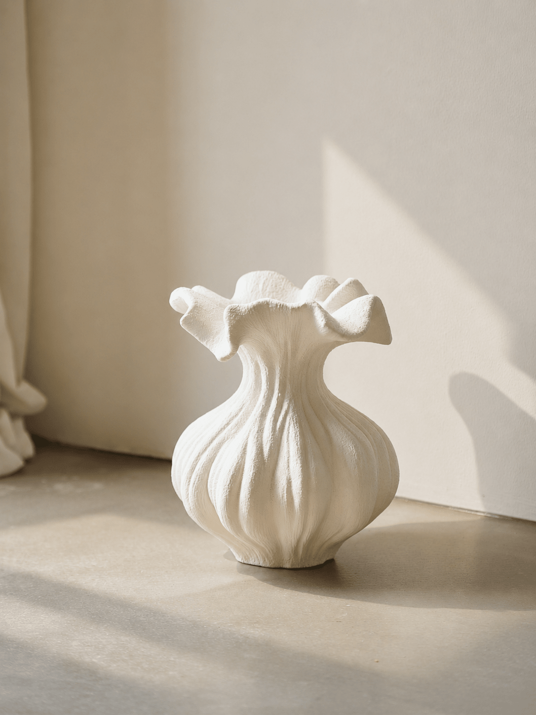 Sculptural Vasen mit Sandtextur in Elfenbeinfarbe