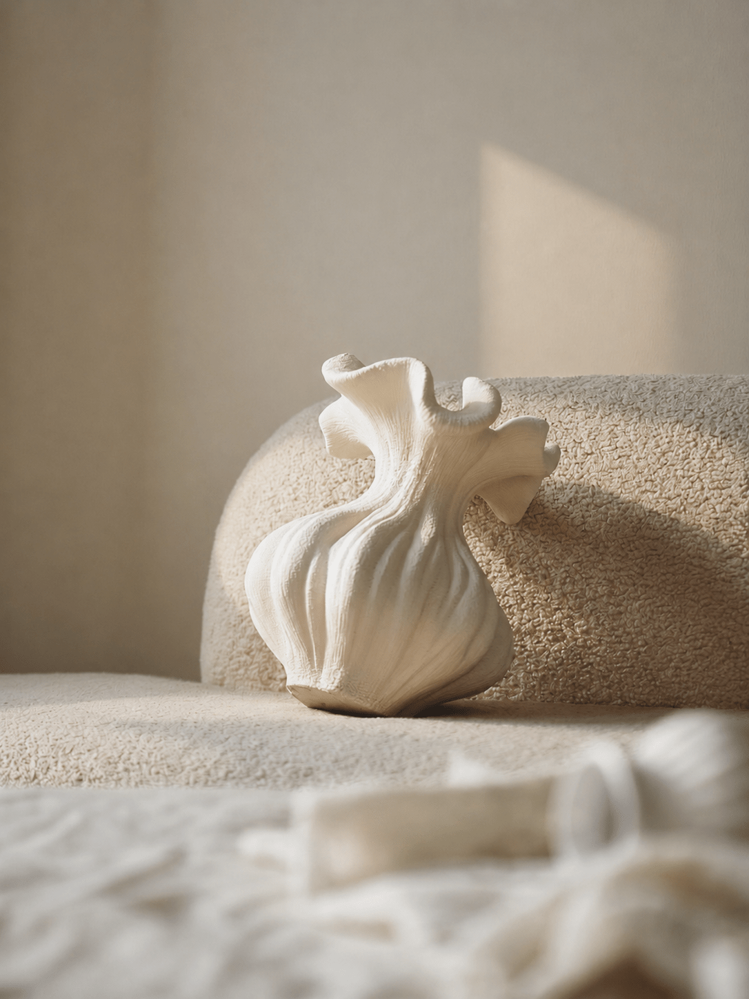 Sculptural Vasen mit Sandtextur in Elfenbeinfarbe
