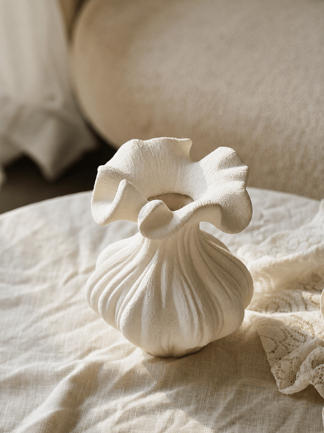 Sculptural Vasen mit Sandtextur in Elfenbeinfarbe