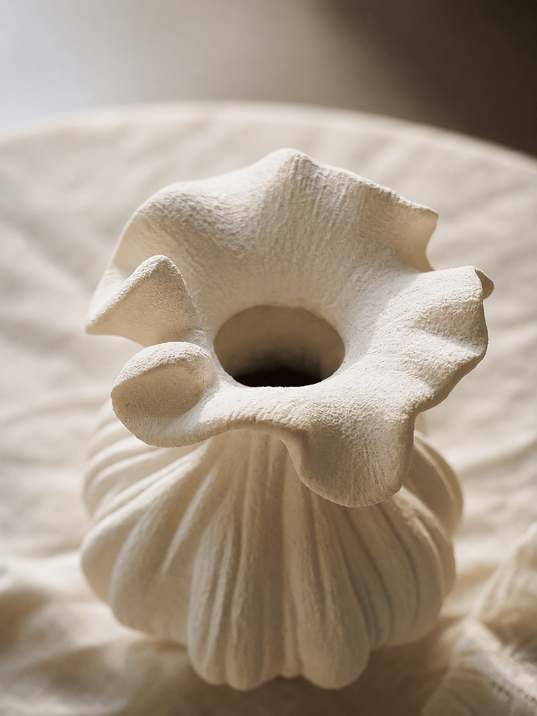 Sculptural Vasen mit Sandtextur in Elfenbeinfarbe