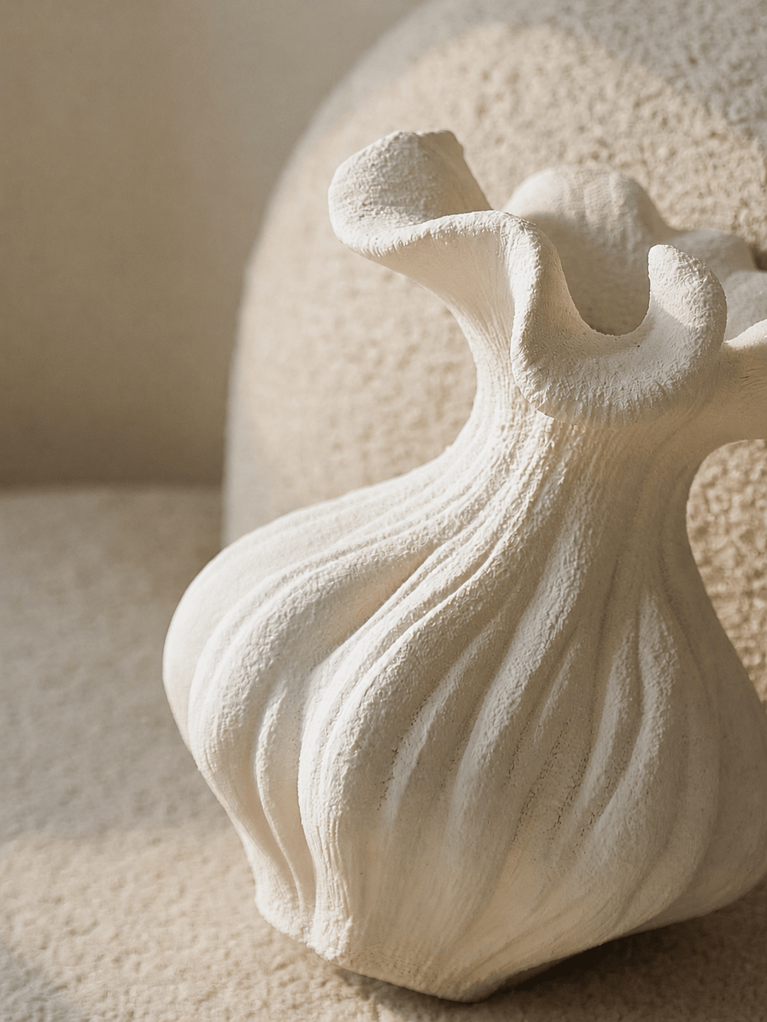 Sculptural Vasen mit Sandtextur in Elfenbeinfarbe