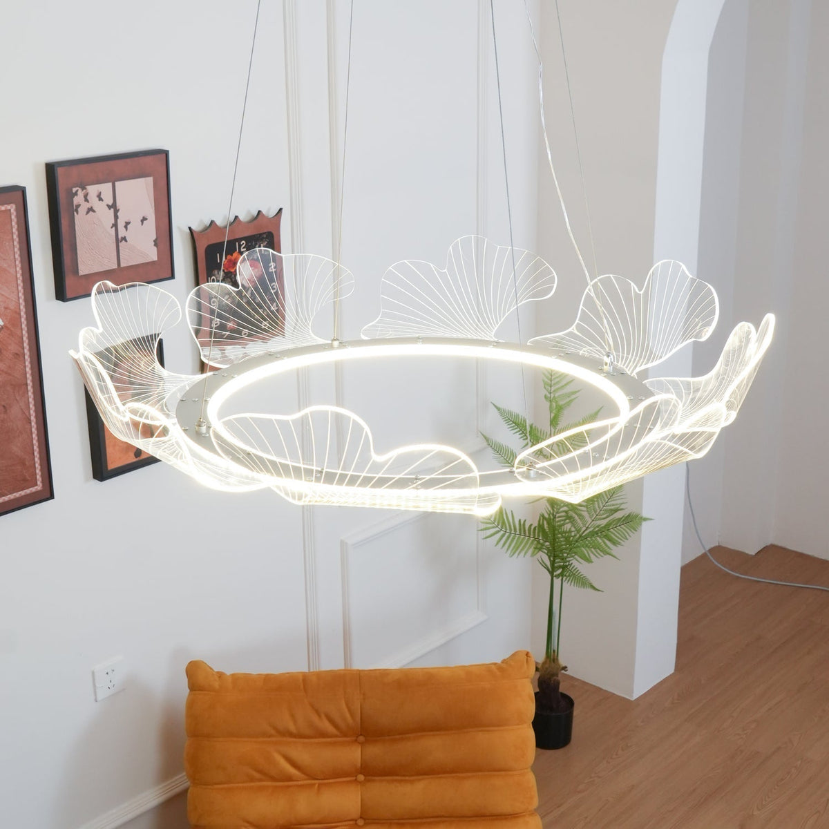 Lucisora Pendelleuchte aus mattiertes Acryl mit floraler Ringstruktur