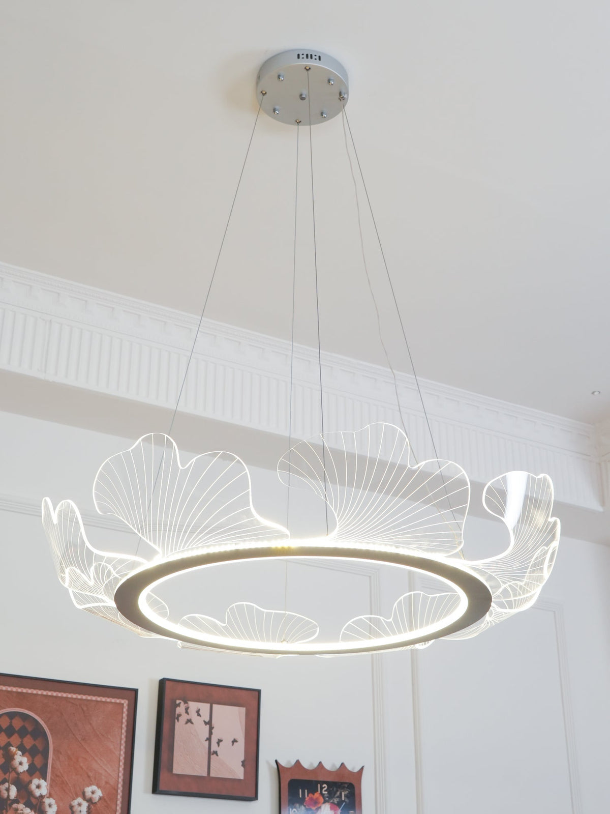 Lucisora Pendelleuchte aus mattiertes Acryl mit floraler Ringstruktur