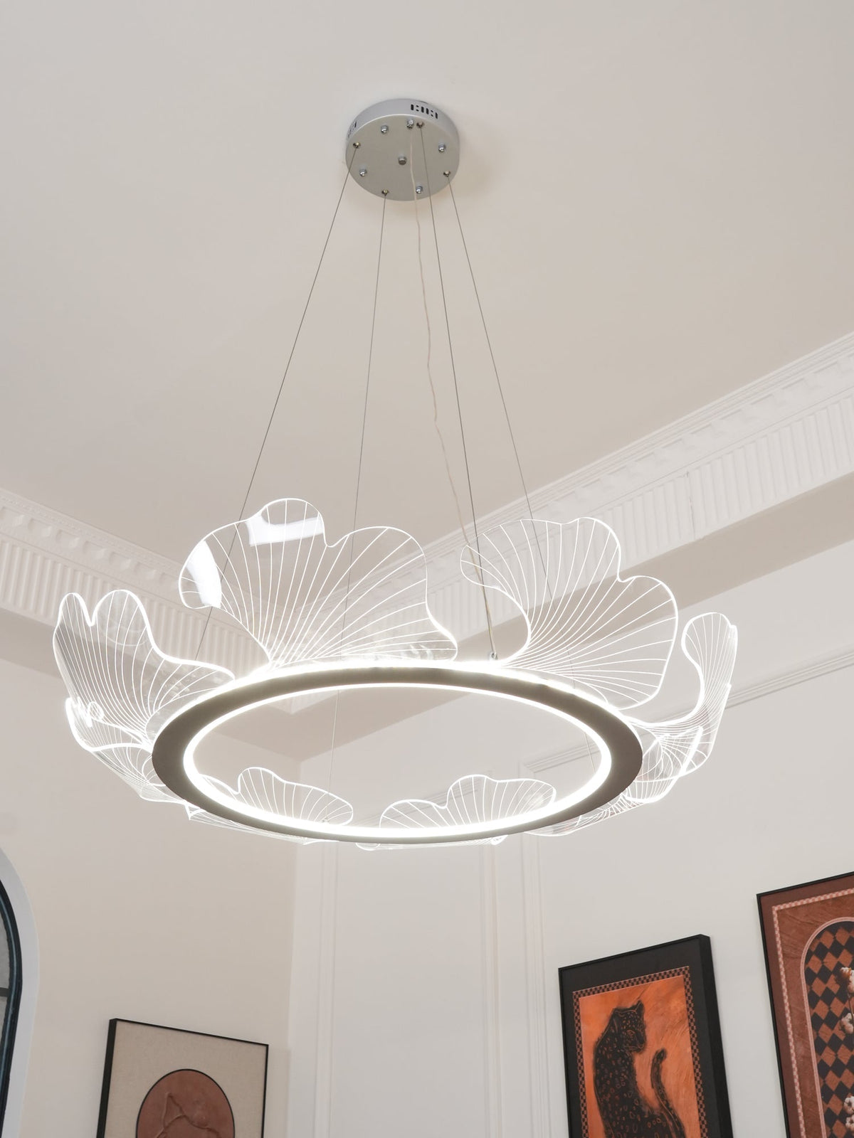 Lucisora Pendelleuchte aus mattiertes Acryl mit floraler Ringstruktur