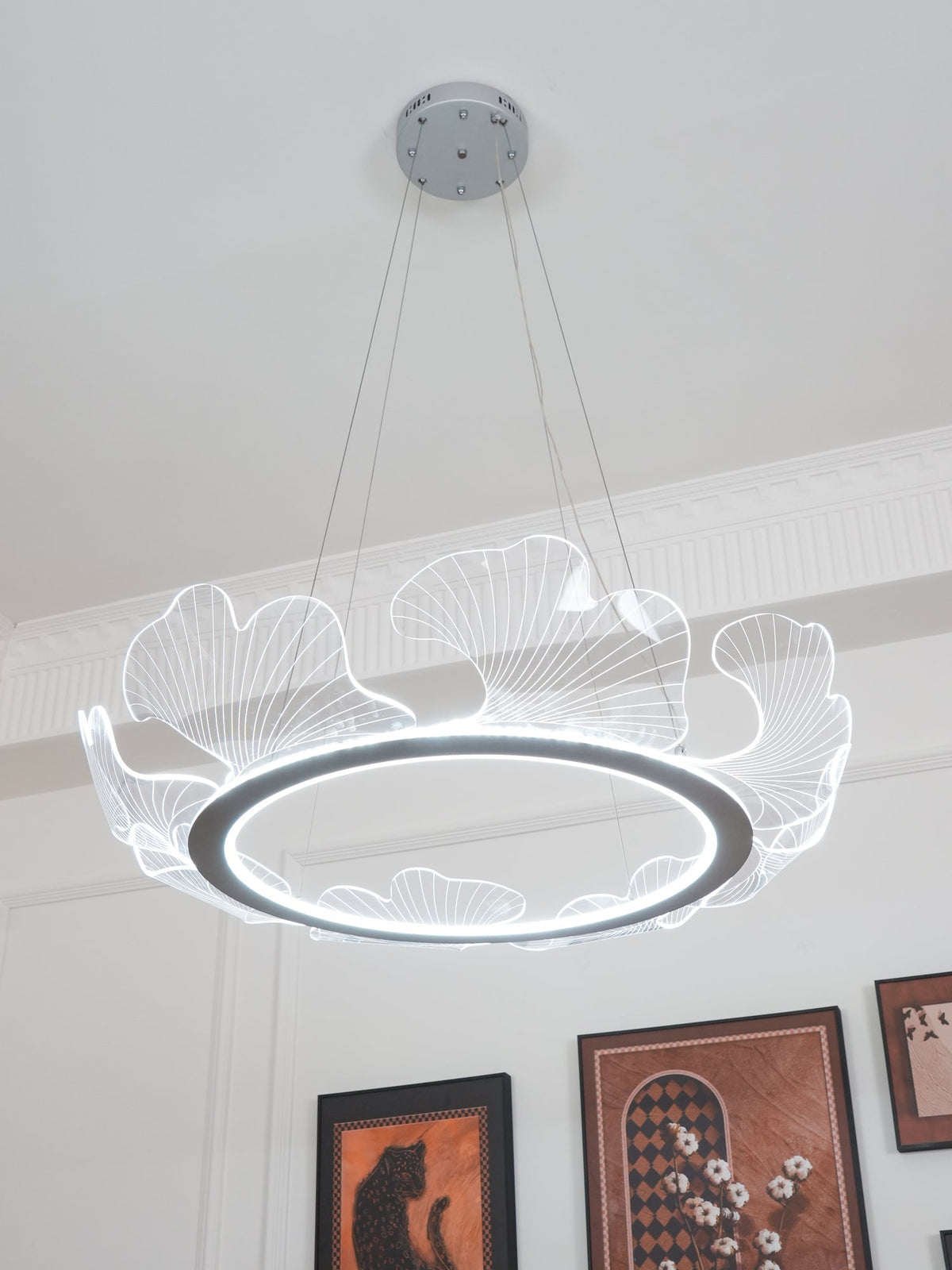 Lucisora Pendelleuchte aus mattiertes Acryl mit floraler Ringstruktur