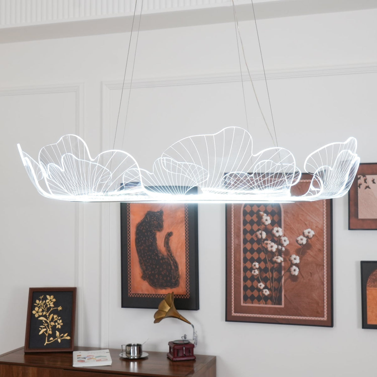 Lucisora Pendelleuchte aus mattiertes Acryl mit floraler Ringstruktur