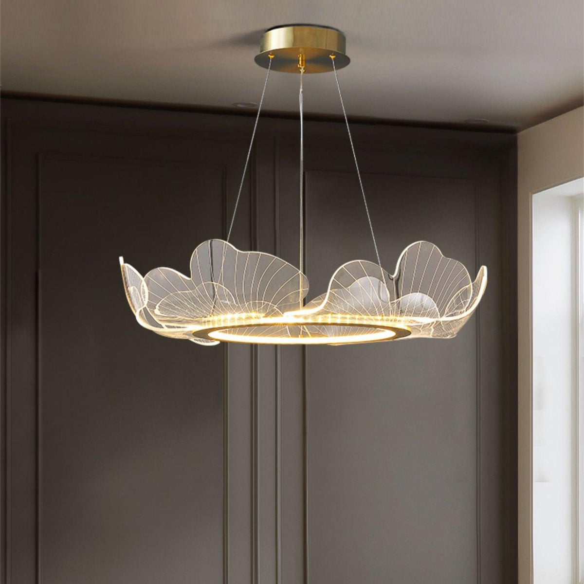 Lucisora Pendelleuchte aus mattiertes Acryl mit floraler Ringstruktur
