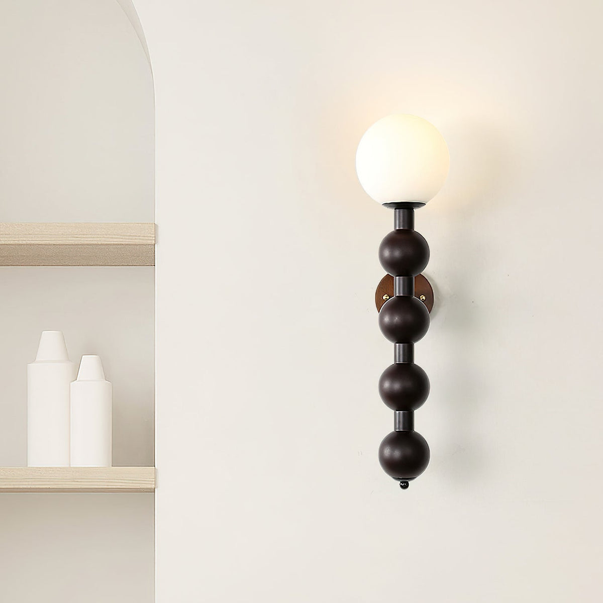Wandleuchte Gourd aus Metall, Holz und Glas im modernen Stil