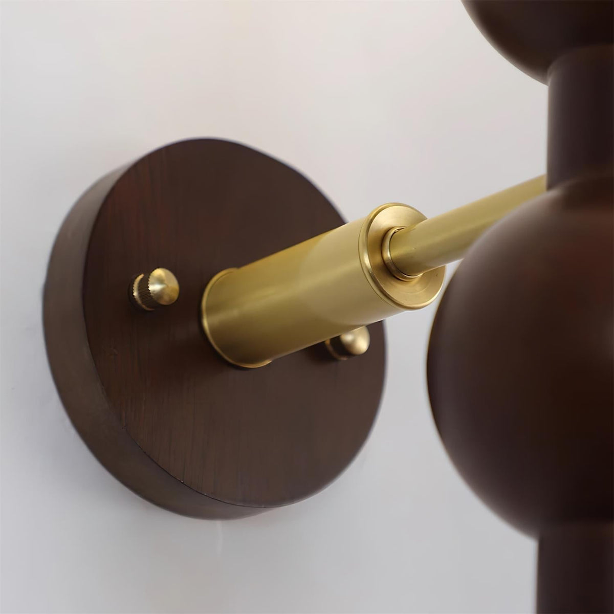 Wandleuchte Gourd aus Metall, Holz und Glas im modernen Stil