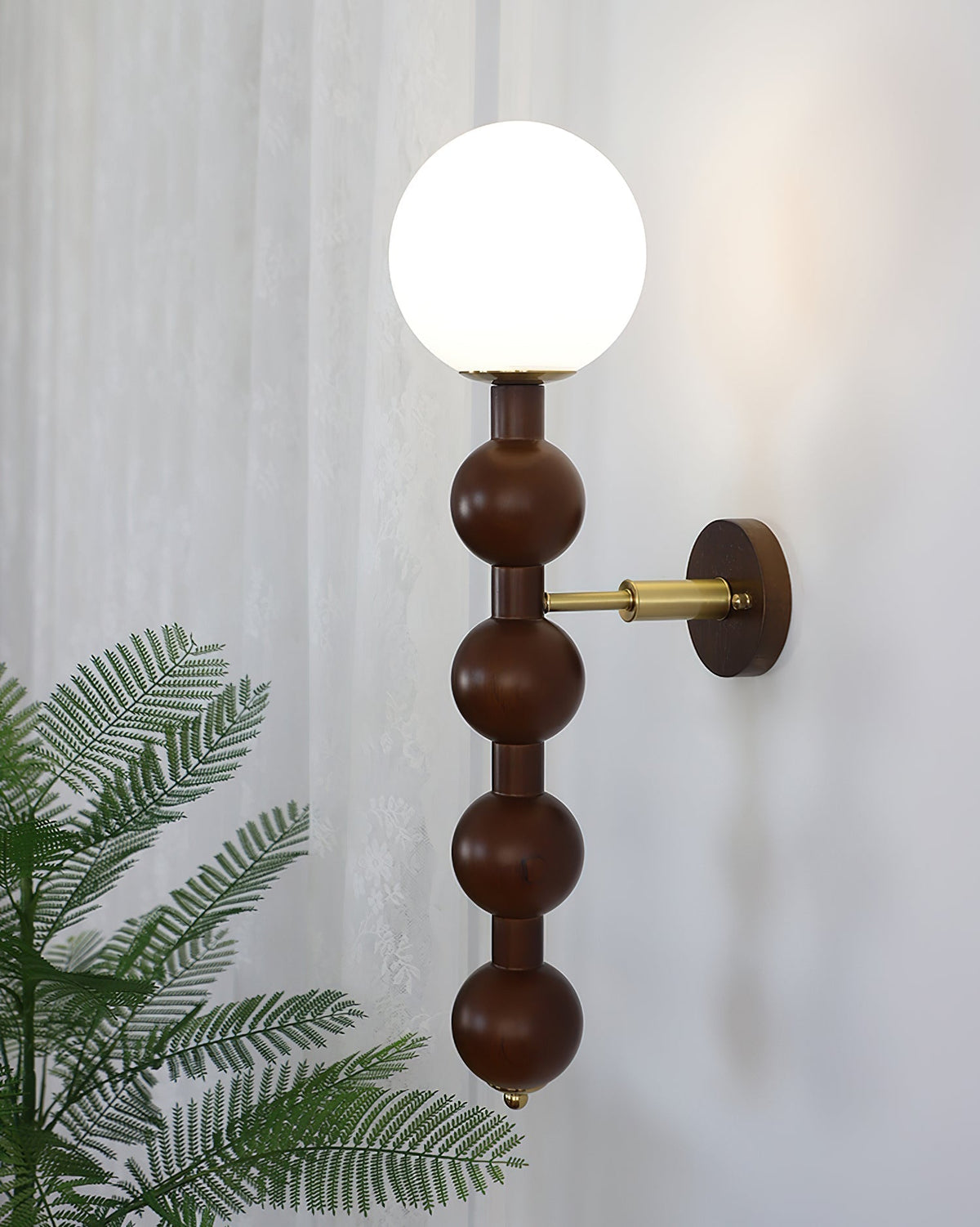 Wandleuchte Gourd aus Metall, Holz und Glas im modernen Stil