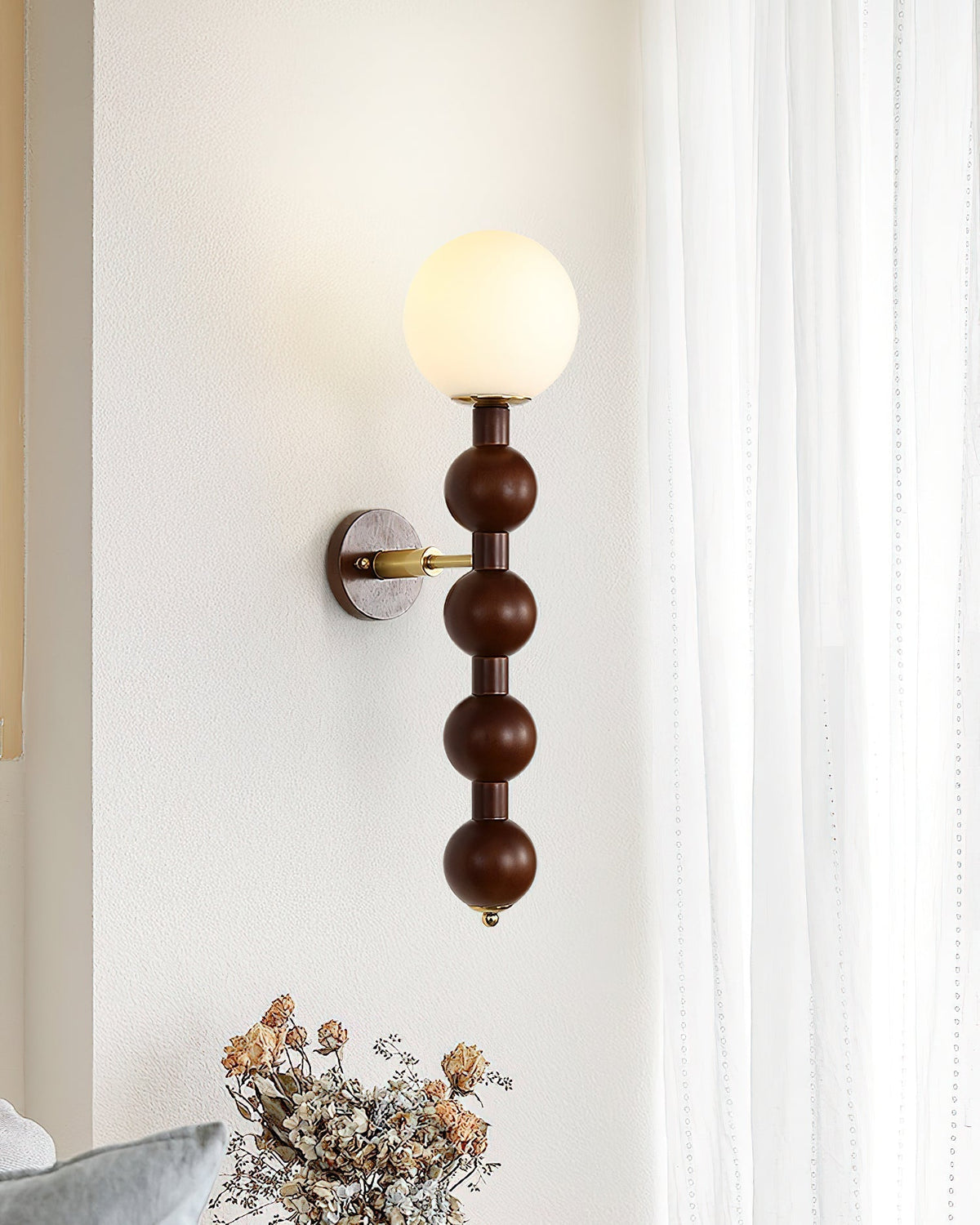 Wandleuchte Gourd aus Metall, Holz und Glas im modernen Stil
