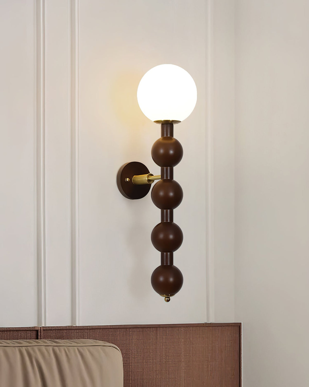 Wandleuchte Gourd aus Metall, Holz und Glas im modernen Stil