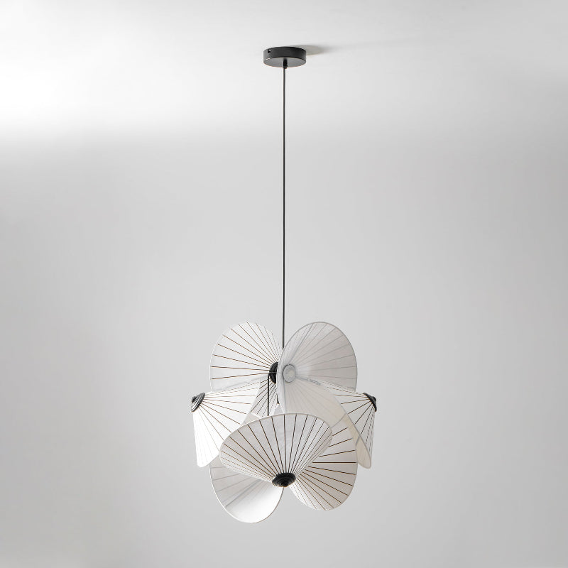 Florielle Pendelleuchte aus Stoff mit Blütenblattform