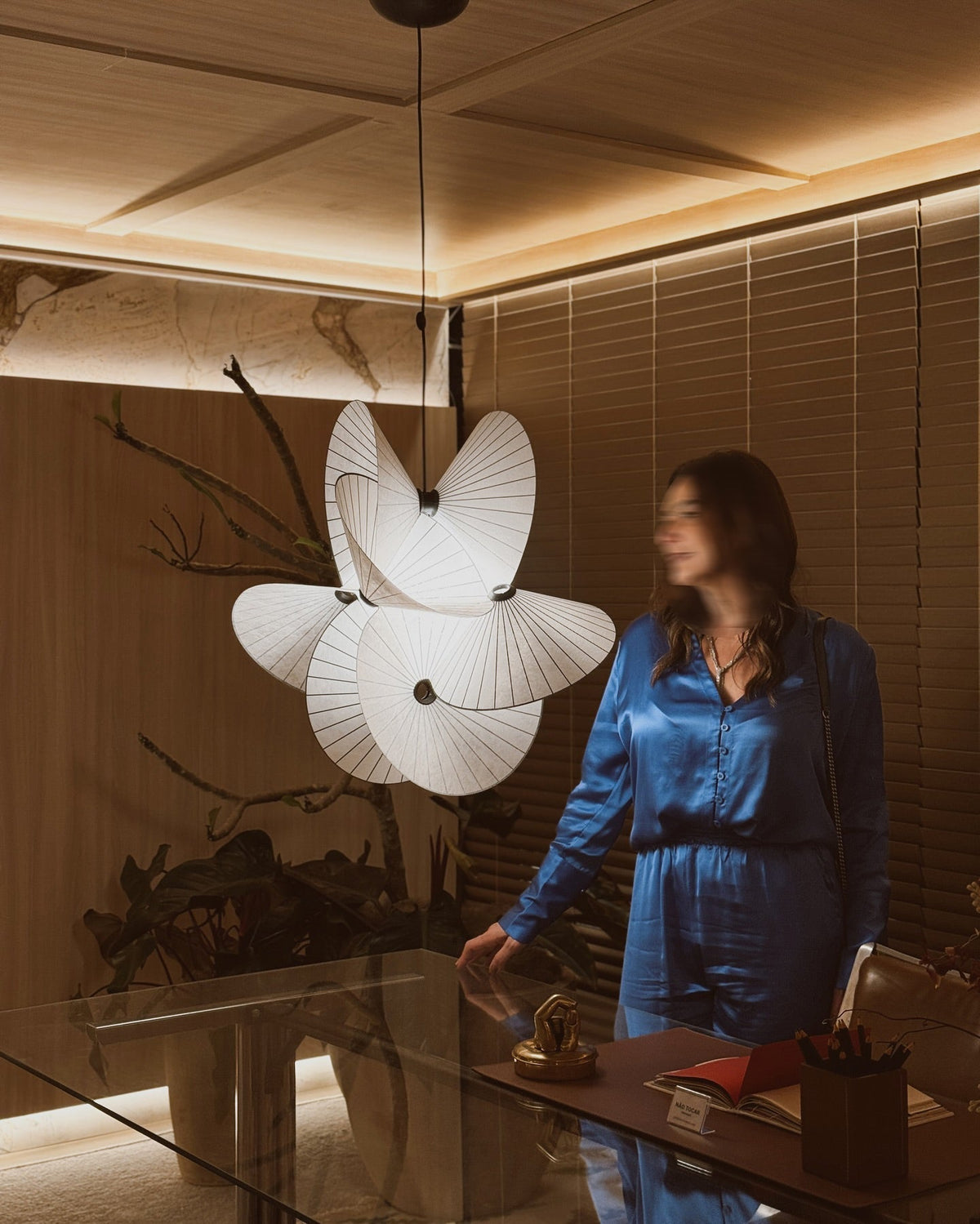 Florielle Pendelleuchte aus Stoff mit Blütenblattform