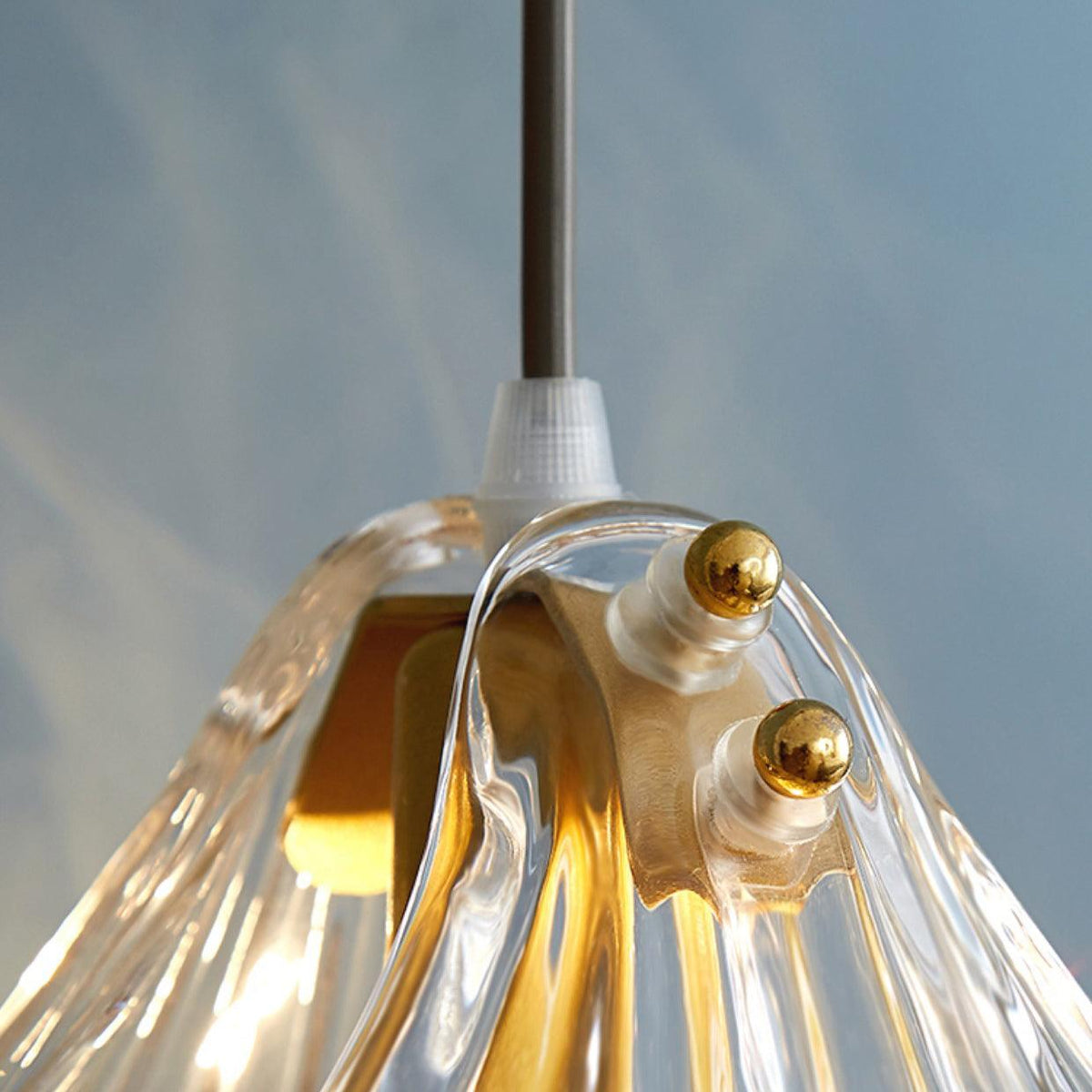 Veda Pendelleuchte aus Glas in Schalenform künstlerisch elegant