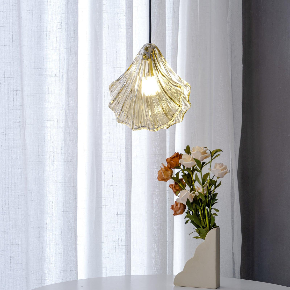 Veda Pendelleuchte aus Glas in Schalenform künstlerisch elegant