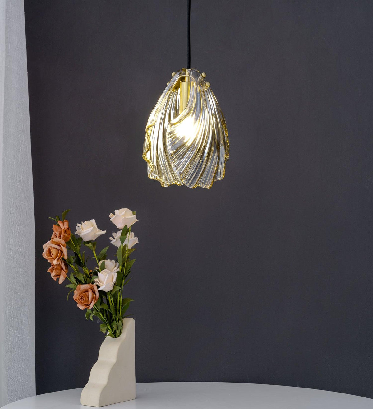 Veda Pendelleuchte aus Glas in Schalenform künstlerisch elegant