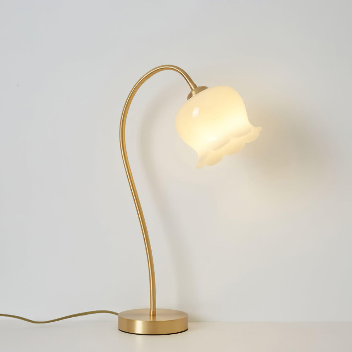 Mirelise Tischleuchte und mit Tulpen-Schirm und Schwanenhals im Vintage-Stil fürs Schlafzimmer | Cielum