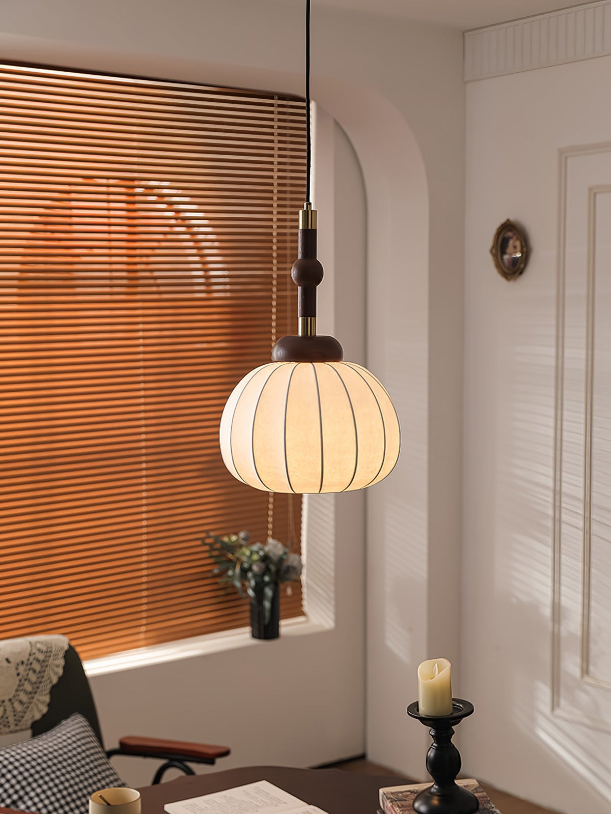 Livenor Pendelleuchte aus Seide und Holz im skandinavischen Stil