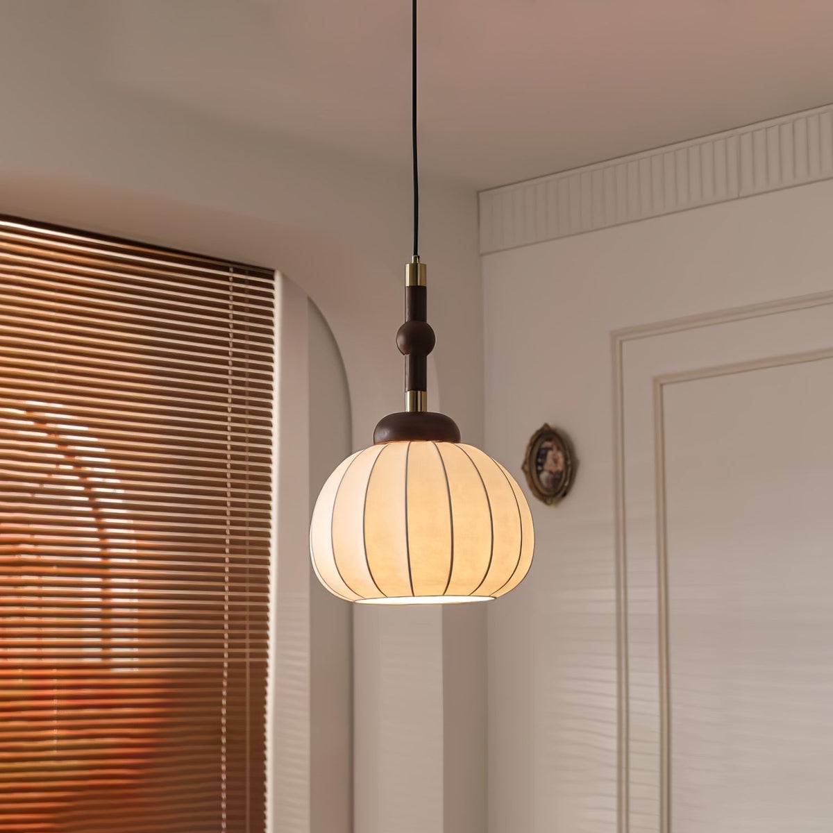 Livenor Pendelleuchte aus Seide und Holz im skandinavischen Stil