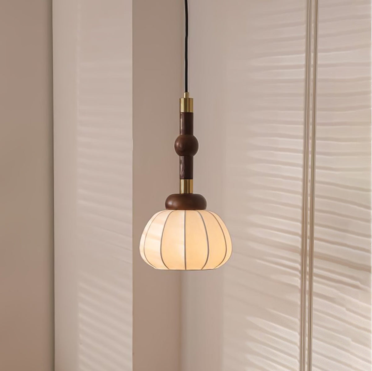 Livenor Pendelleuchte aus Seide und Holz im skandinavischen Stil