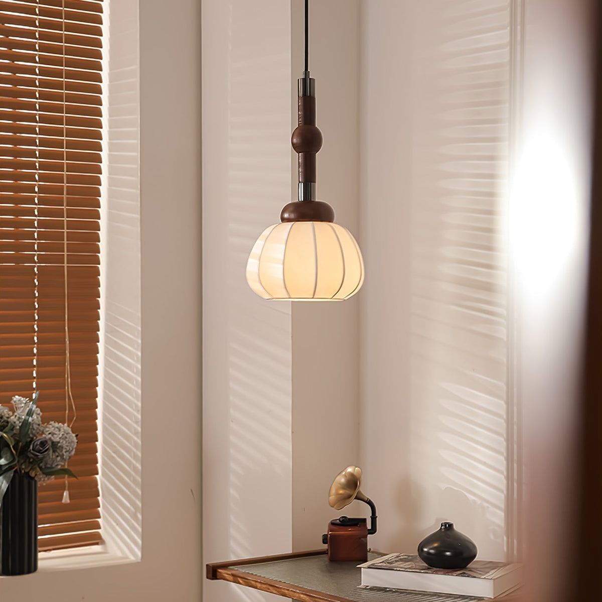 Livenor Pendelleuchte aus Seide und Holz im skandinavischen Stil