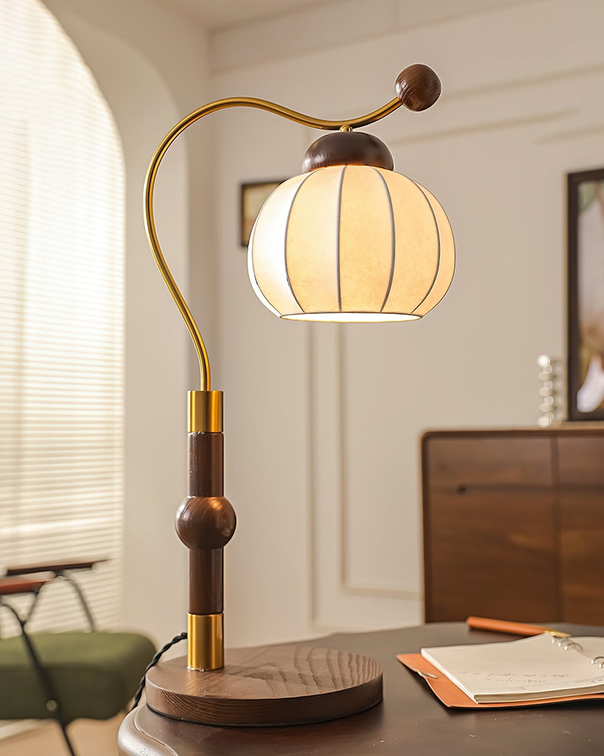 Zyran Tischlampe aus Holz und Seide im Retro-Stil