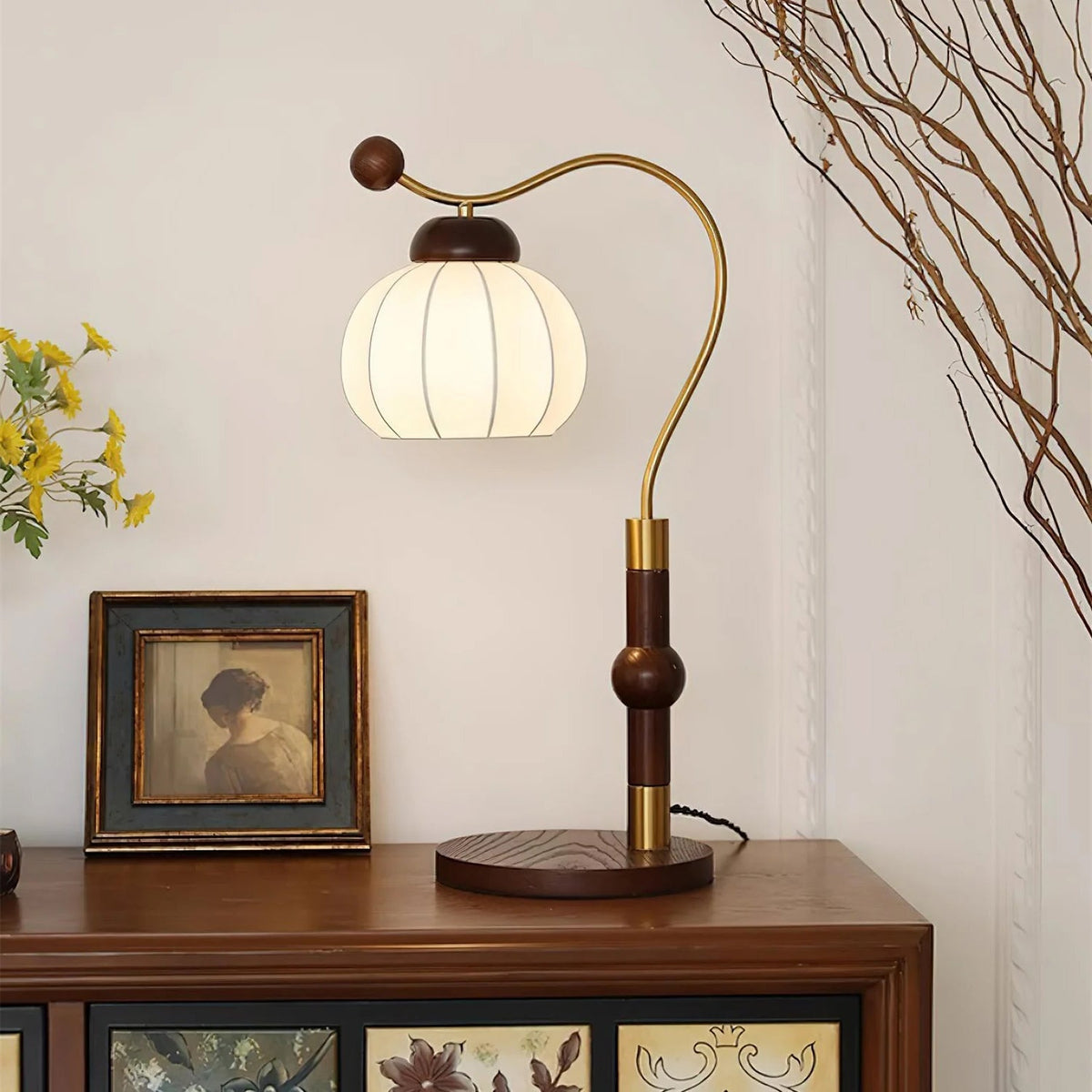 Zyran Tischlampe aus Holz und Seide im Retro-Stil