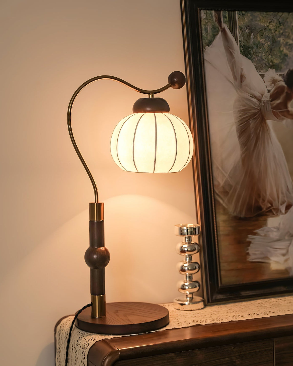 Zyran Tischlampe aus Holz und Seide im Retro-Stil