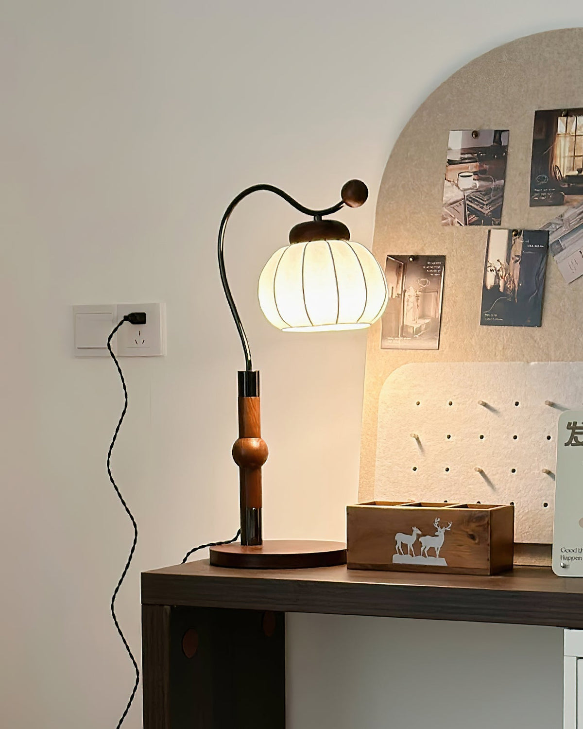 Zyran Tischlampe aus Holz und Seide im Retro-Stil