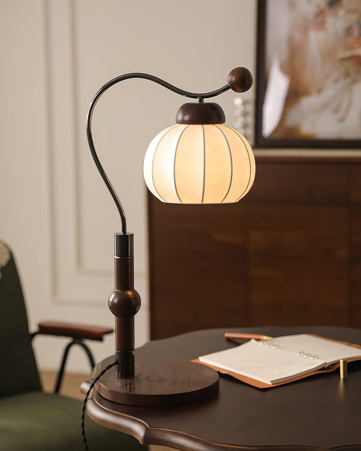 Zyran Tischlampe aus Holz und Seide im Retro-Stil