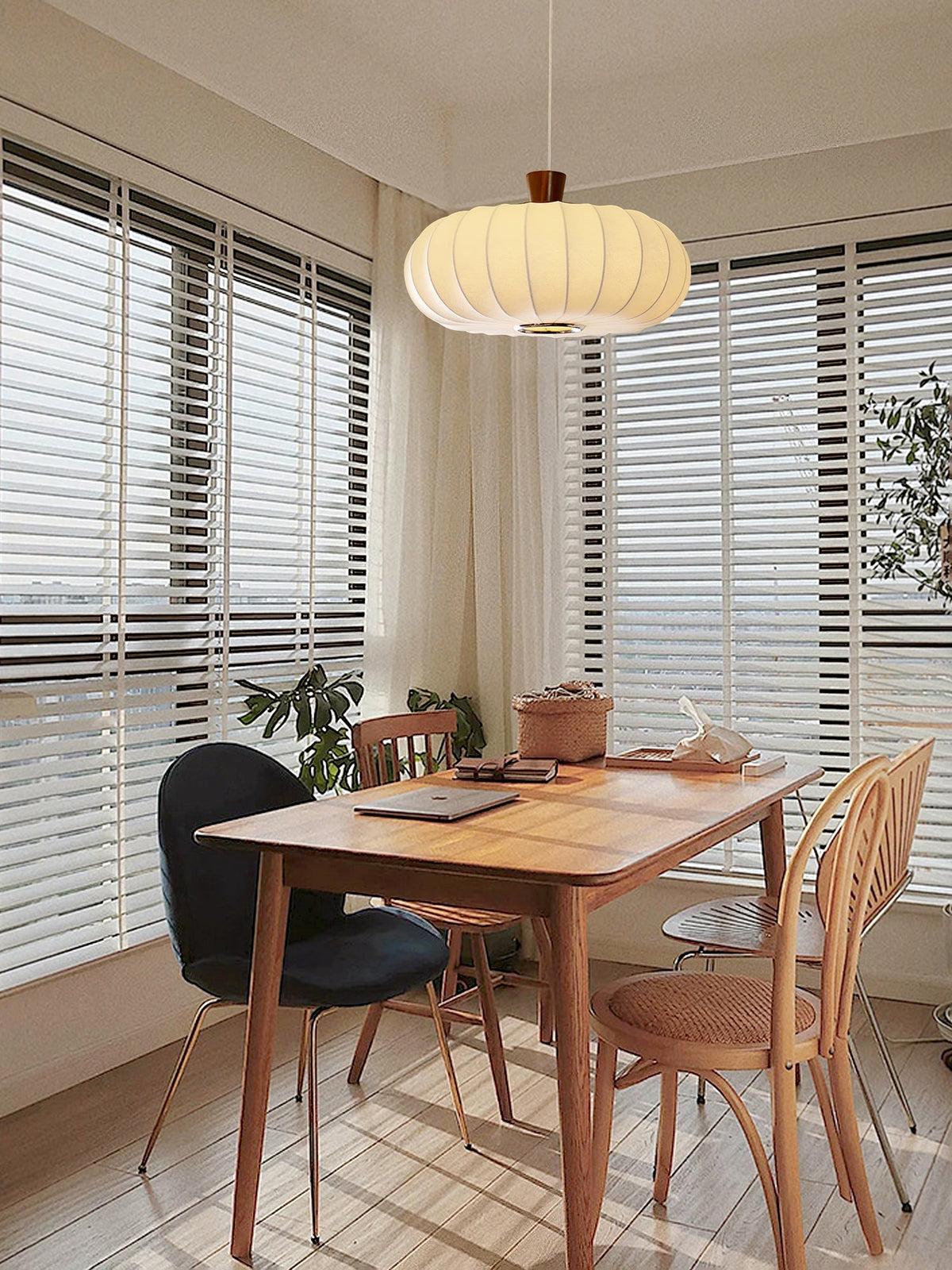 Aldeelia Pendelleuchte aus Seide und Holz im Retro-Stil