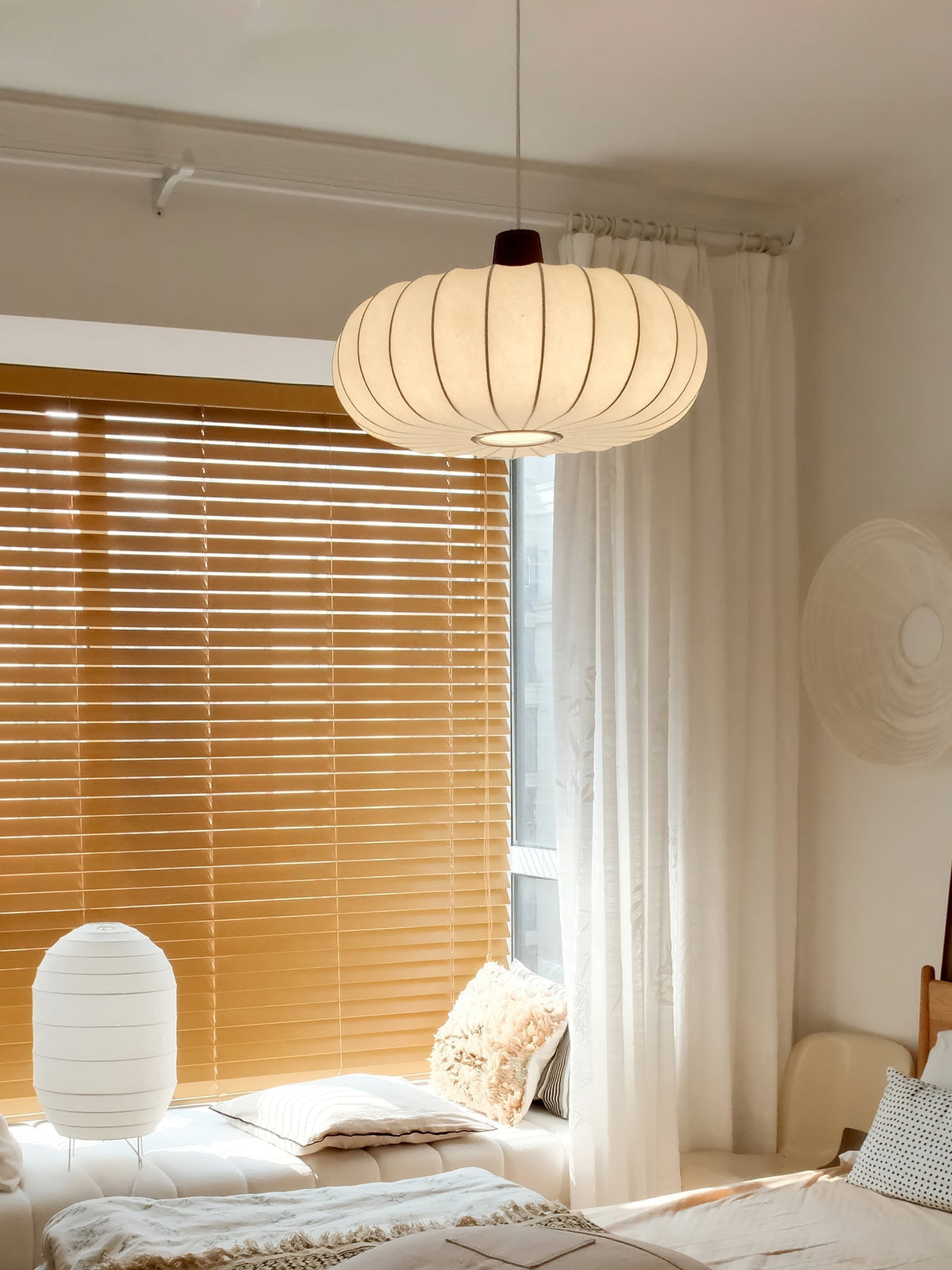 Aldeelia Pendelleuchte aus Seide und Holz im Retro-Stil