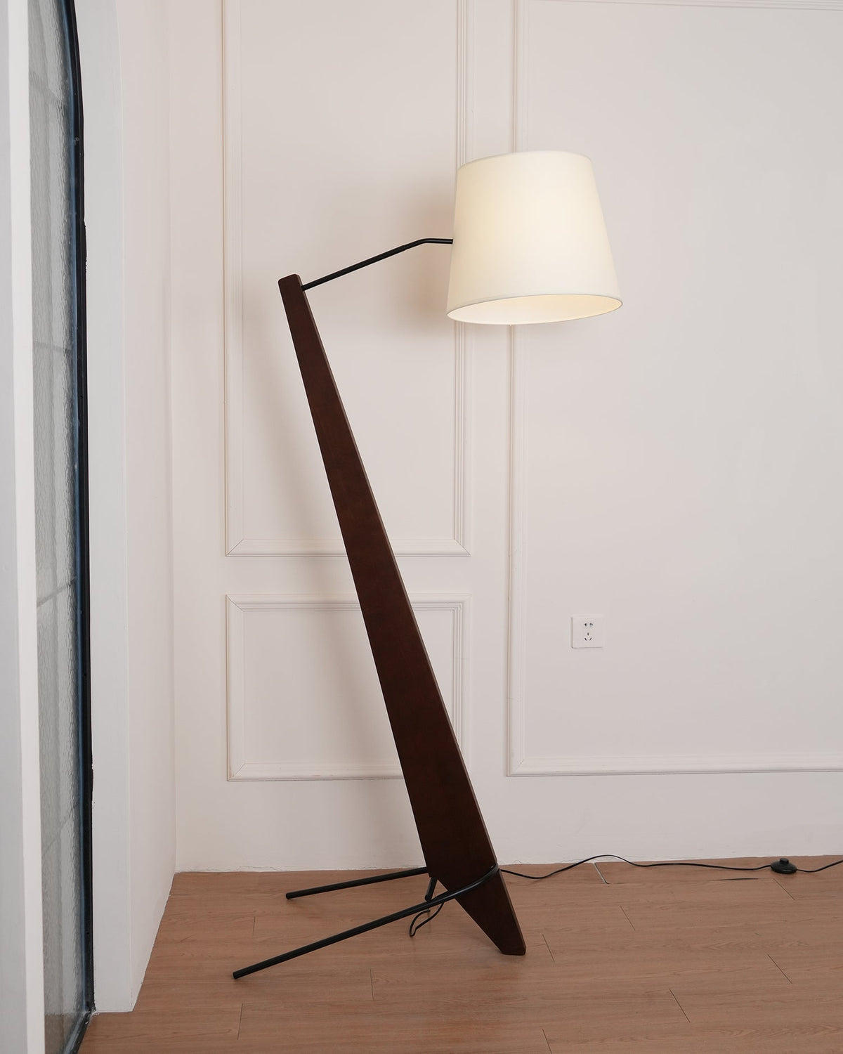 Vyran Stehleuchte aus Holz und Stoff