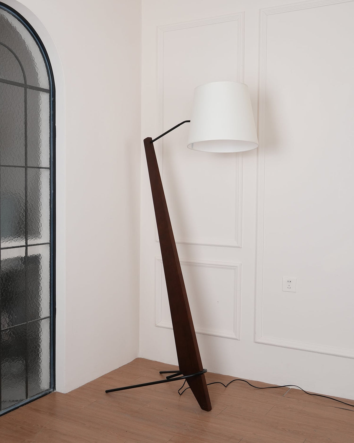 Vyran Stehleuchte aus Holz und Stoff