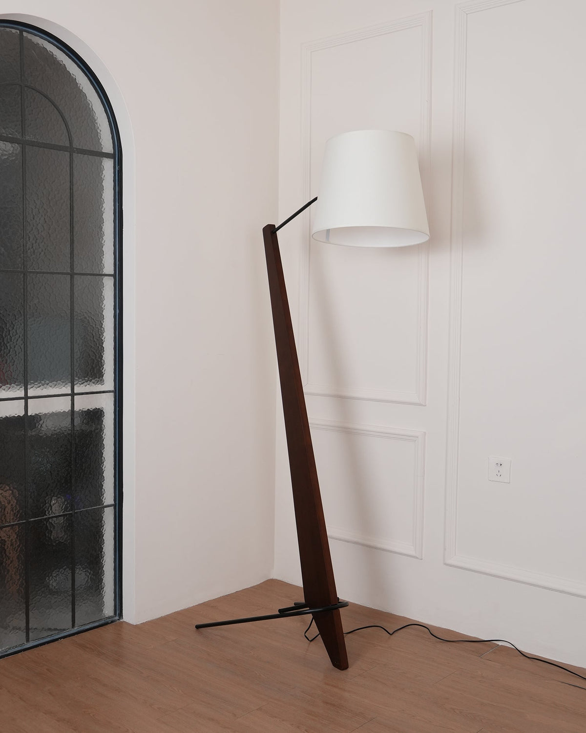 Vyran Stehleuchte aus Holz und Stoff