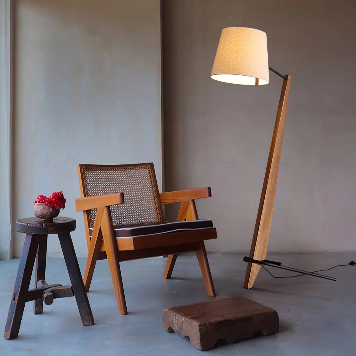 Vyran Stehleuchte aus Holz und Stoff